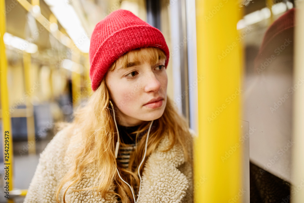 junge Frau mit Smartphone fährt mit der U-Bahn junge Frau mit Smartphone fährt mit der U-Bahn