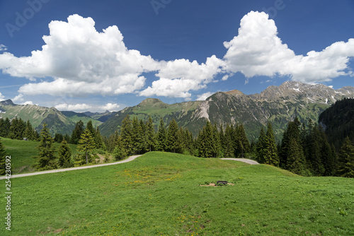 Wanderweg über dem Großen Walsertal in Österreich, Land Vorarlberg