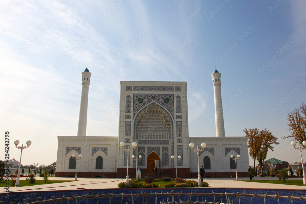Obraz premium White mosque in Tashkent in Uzbekistan
