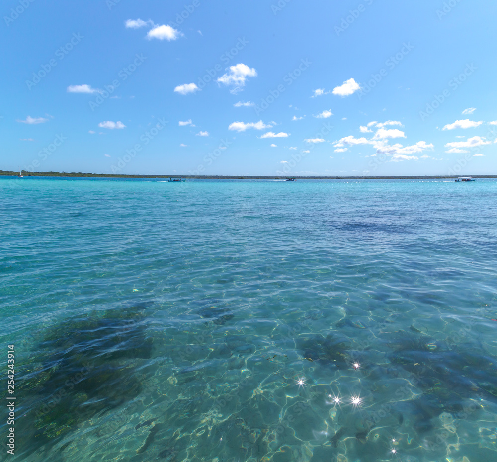Obraz premium Beautiful Laguna Bacalar. view of the horizon, lagoon of the seven colors in Quintana roo Mexico