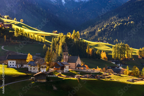 Santa Magdalena, klimatyczne miasteczko w dolinie, Dolomity, Alpy