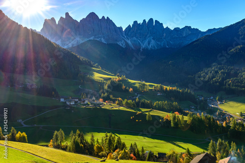 Santa Magdalena, klimatyczne miasteczko w dolinie, Dolomity, Alpy