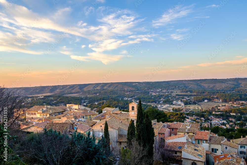 Vue panoramique sur le village de Ventabren, Provence, France.	Coucher de soleil.