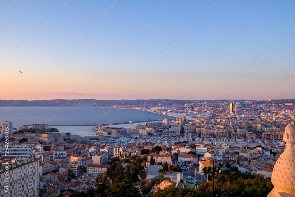 Vue aérienne sur la ville de Marseille, coucher de soleil. Provence, France.