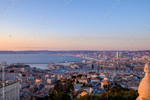 Obraz na płótnie Vue aérienne sur la ville de Marseille, coucher de soleil. Provence, France. w salonie