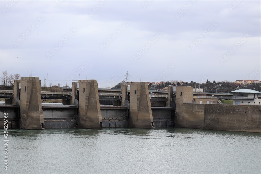 BARRAGE HYDROELECTRIQUE SUR LE RHONE - VILLE DE PIERRE BENITE - RHONE BARRAGE HYDROELECTRIQUE SUR LE RHONE - VILLE DE PIERRE BENITE - RHONE