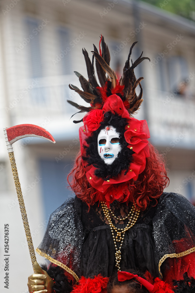Grande demoiselle à plumes le mardi gras au carnaval de Cayenne en Guyane française
