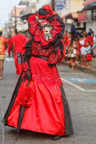 Touloulou rouge et noir le mardi gras au carnaval de Cayenne en Guyane française