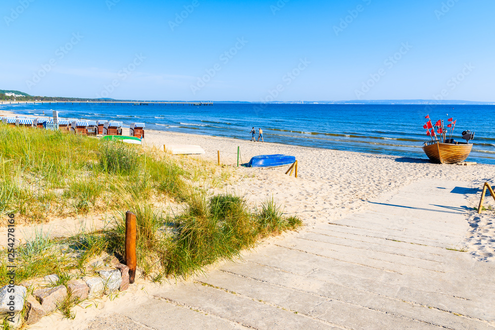 Obraz premium Ścieżka do piaszczystej plaży w nadmorskim kurorcie Binz, wyspa Rugia, Morze Bałtyckie, Niemcy