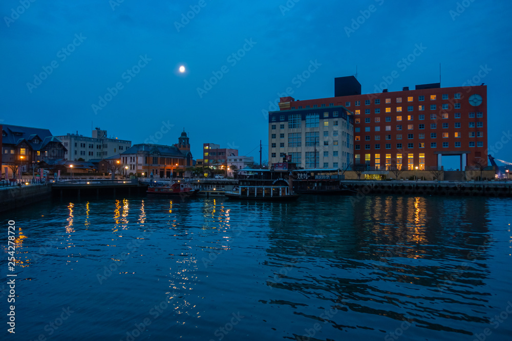 Fototapeta premium 夜明けの船溜りと月