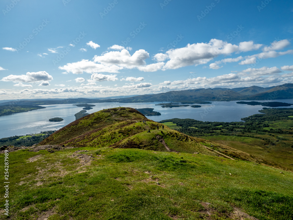 Obraz premium overview at beautiful lake (loch lomond)