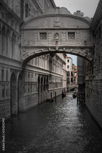 puente de los suspiros en blanco y negro, en Venecia Italia