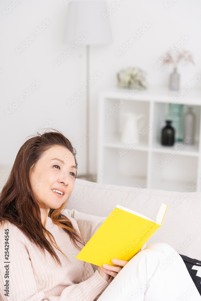 本を読むシニア女性