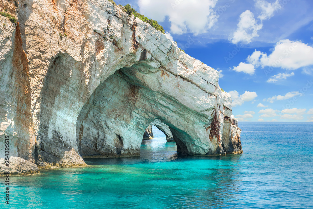 Fototapeta premium Niebieskie jaskinie na wyspie Zakynthos - Grecja