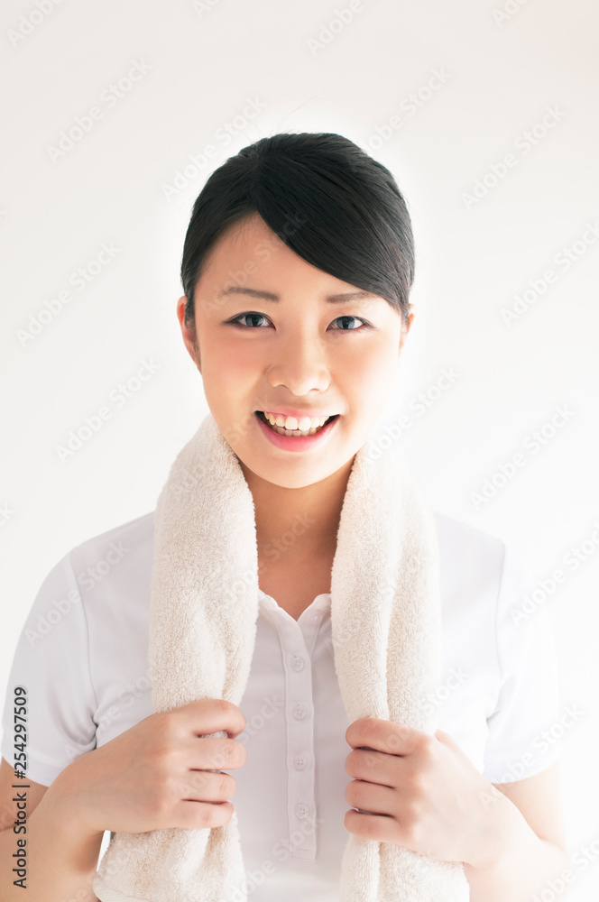 スポーツをする若い女性