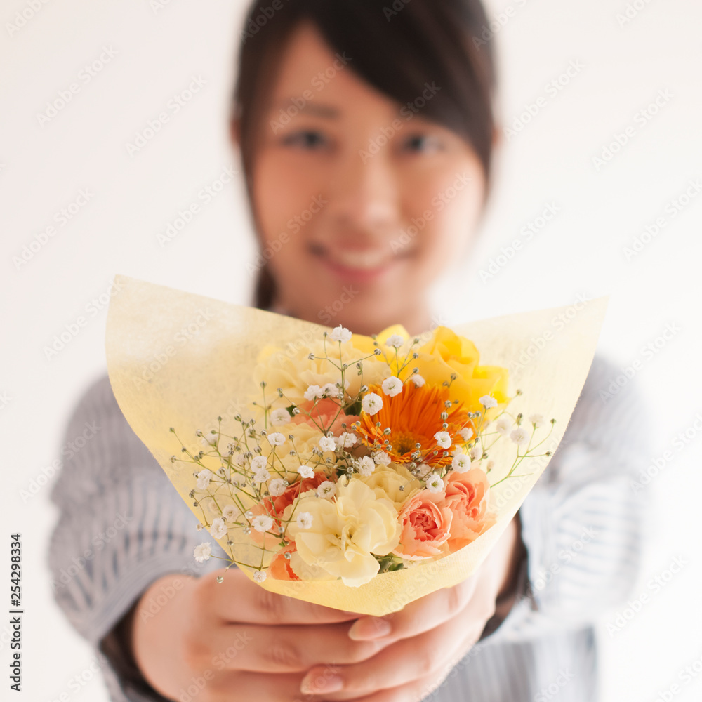 花束を渡す女性の手元 Stock 写真 Adobe Stock