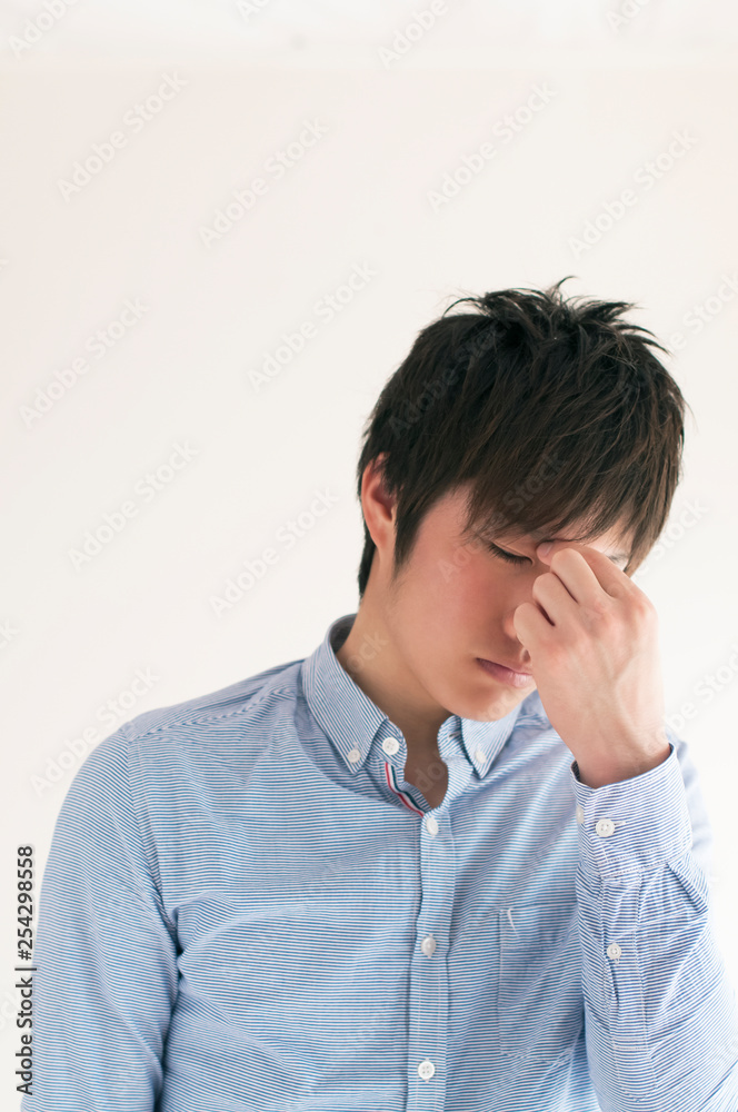 目の疲れに悩む男性 目の疲れに悩む男性