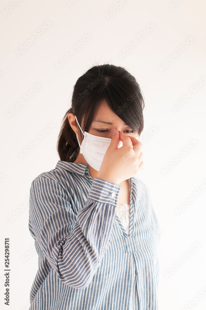 頭痛に悩む女性 頭痛に悩む女性