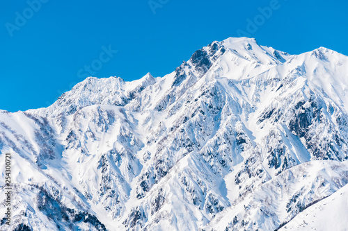 白馬村の雪山と青空の雪景色 © cwa