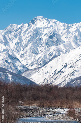 白馬村の雪山と青空の雪景色 © cwa