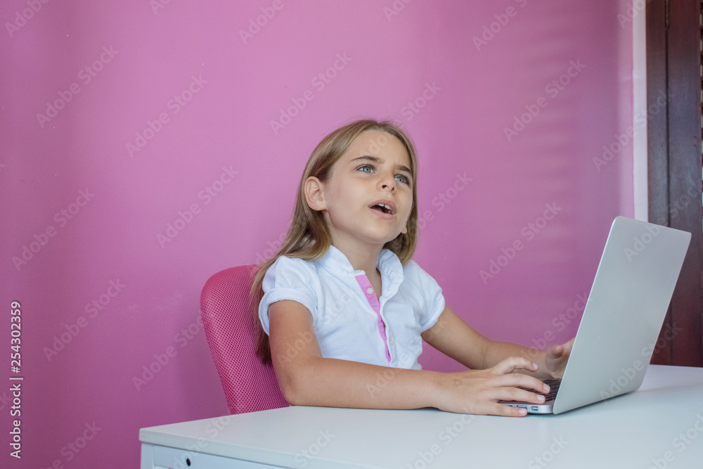 Menina criança computador laptop pesquisa e estudo