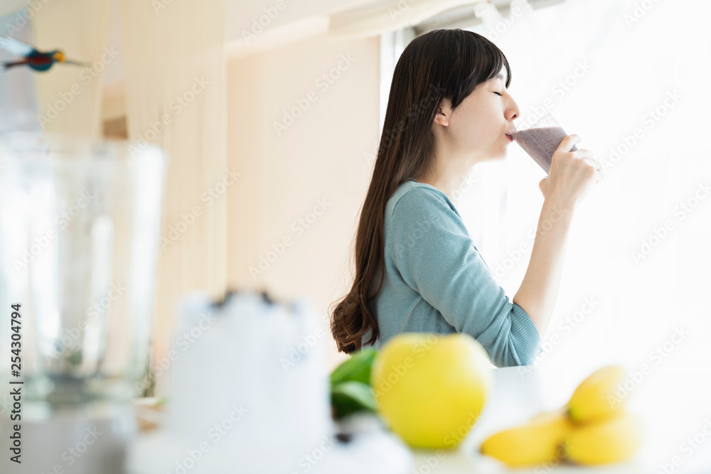 スムージーを飲む女性 スムージーを飲む女性