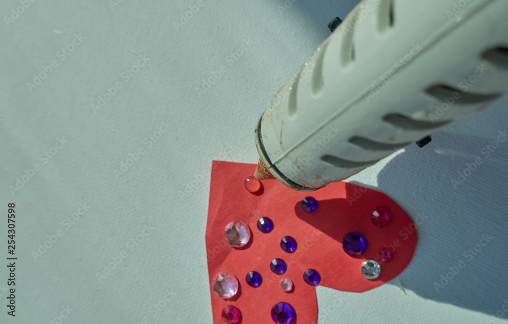 Naklejka premium hot glue gun with heart craft