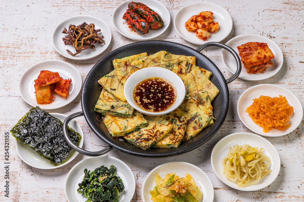 チヂミ 韓国グルメ 韓国のお好み焼き jijim and iron pan Korean food チヂミ 韓国グルメ 韓国のお好み焼き jijim and iron pan Korean food