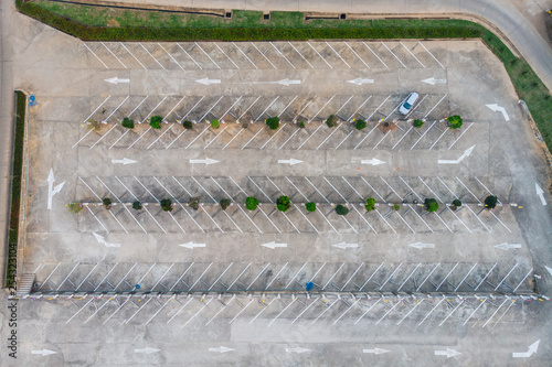 Vacant lot lines on car park with arrows traffic sign