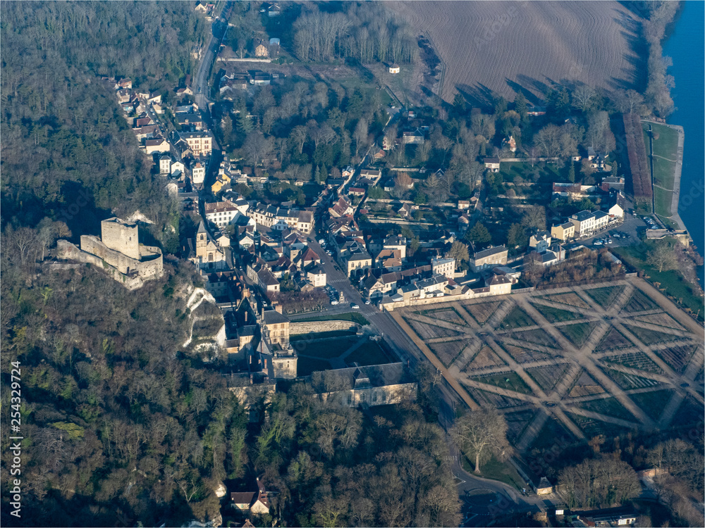 vue aérienne du château de La Roche Guyon dans le département du Val d'Oi se en France