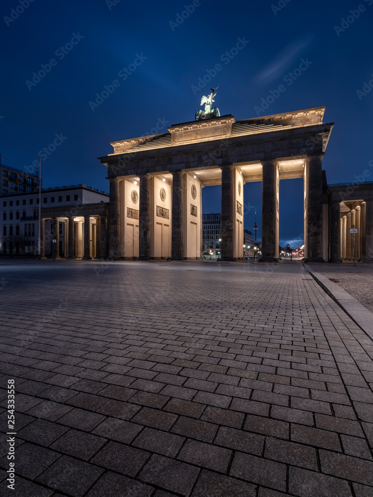 Naklejka premium Menschenleeres Brandenburger Tor am Morgen in Berlin