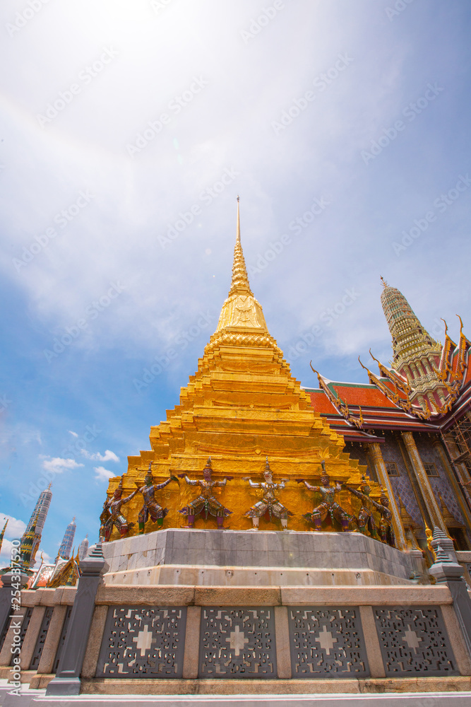 Fototapeta premium Phra Kaew Temple and the Royal Palace of Thailand