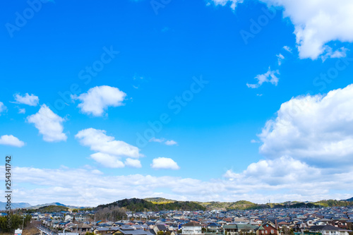 【写真素材】 青空　空　雲　冬の空　背景　背景素材　1月　コピースペース　市街地　住宅地 © Rummy & Rummy