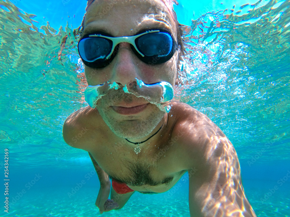 Naklejka premium Swimmer guy taking selfie underwater
