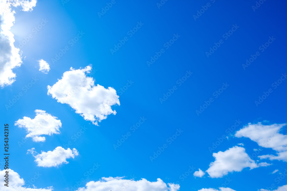 【写真素材】 青空 空 雲 冬の空 背景 背景素材 1月 コピースペース 【写真素材】 青空 空 雲 冬の空 背景 背景素材 1月 コピースペース