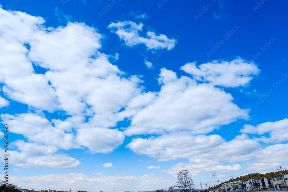【写真素材】 青空　空　雲　冬の空　背景　背景素材　1月　コピースペース　市街地　住宅地