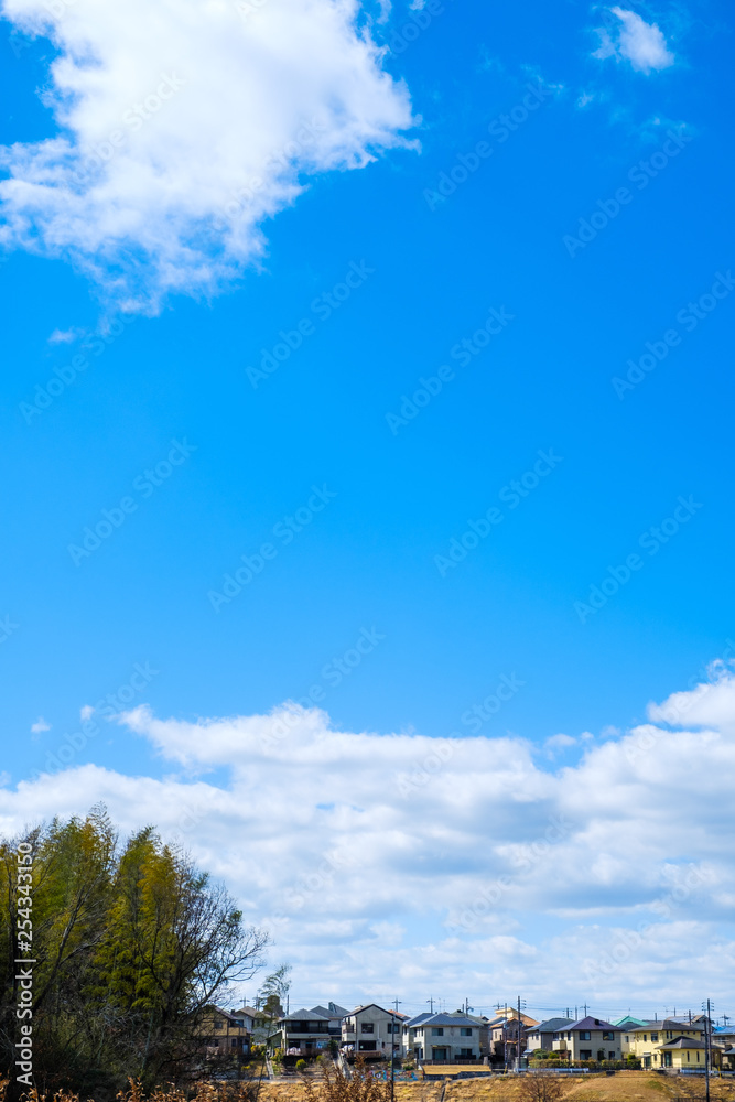 【写真素材】 青空　空　雲　冬の空　背景　背景素材　1月　コピースペース　市街地　住宅地