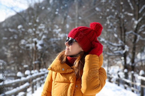 Beautiful woman at snowy re...