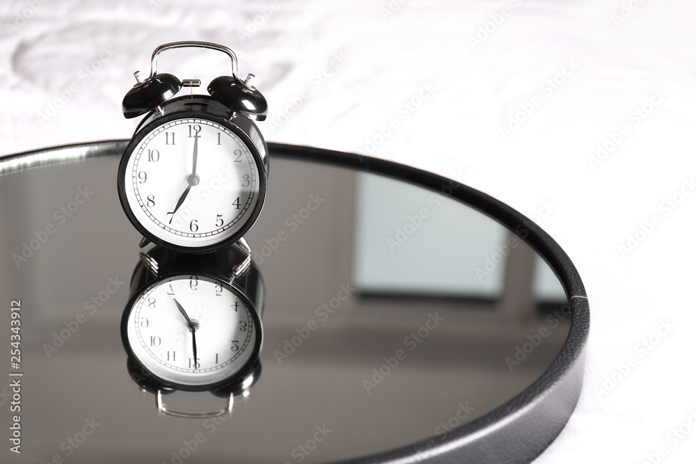 Naklejka premium Alarm clock on table in room
