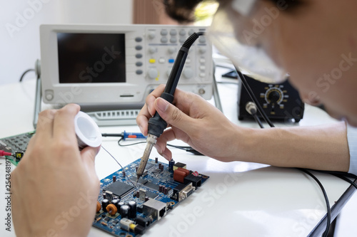 Obraz na plátne Technician checks the electronic device.