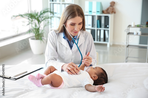 Pediatrician examining Afri...