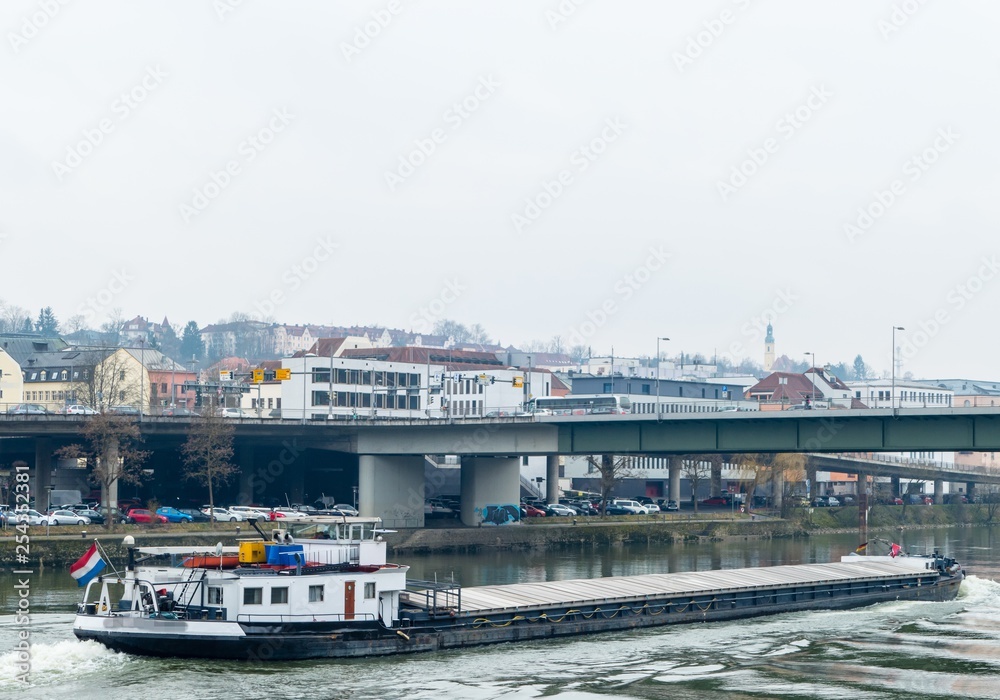 Fototapeta premium Frachtschiff auf Passauer Donau