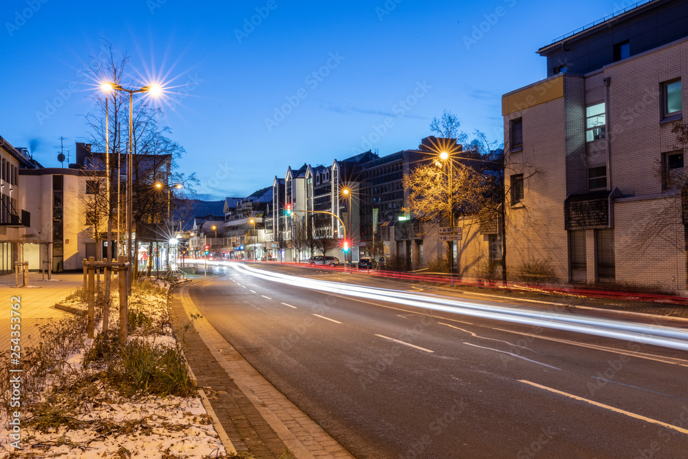 Verkehr in einer Kleinstadt im Sauerland bei Nacht