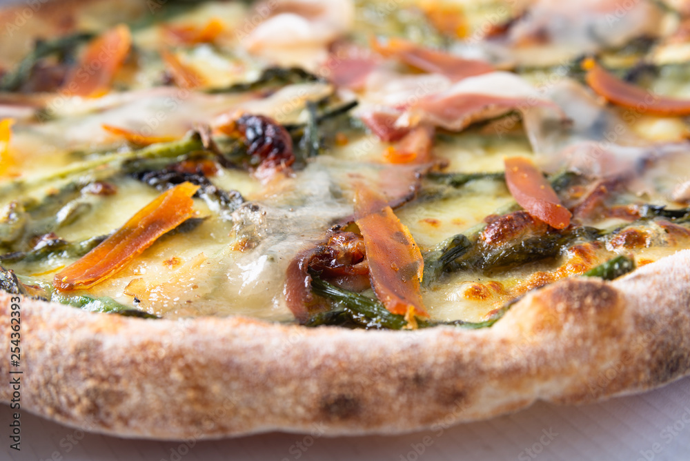 Pizza con asparagi, guanciale e bottarga Pizza con asparagi, guanciale e bottarga