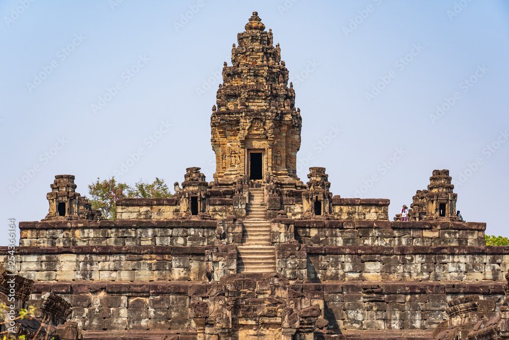 Pyramid and Main sanctuary og Bakong temple, Cambodia