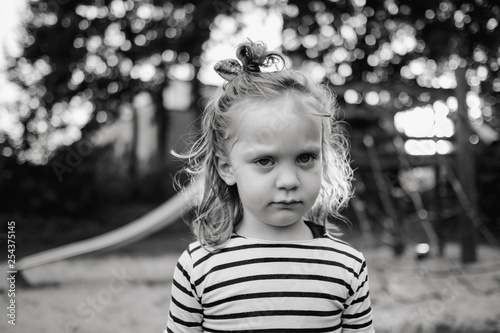 Portrait eines kleinen Mädchens, das schlechte Laune hat und trotzig guckt
