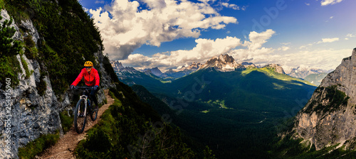 Foto Tourist cycling in Cortina d'Ampezzo, stunning rocky mountains on the background