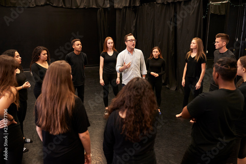 Fotografiet Teacher With Male And Female Drama Students At Performing Arts School In Studio