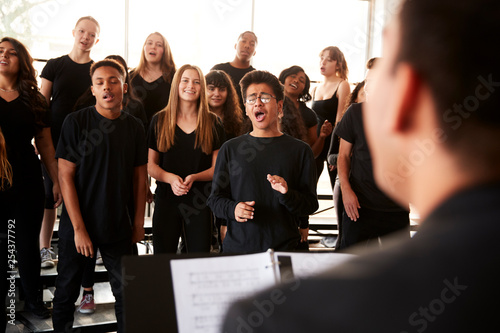 Foto Male And Female Students Singing In Choir With Teacher At Performing Arts School