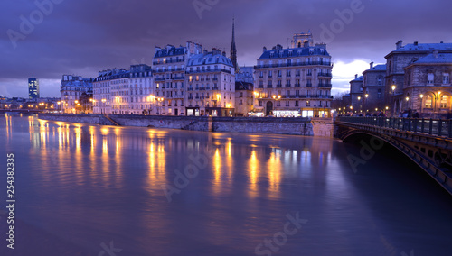 Fototapeta Naklejka Na Ścianę i Meble -  Paris by night.Nocturne view of beautiful Parisian buildings of Ile de la Cite and Seine river. Typical night scenic photo.
